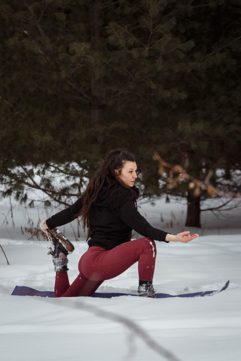 Maya en posture de yoga dans la neige